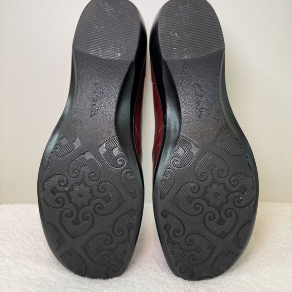 Clarks Womens size 7.5 Burgundy Leather Slip-On Casual Wedge‎ Loafers - Picture 5 of 8